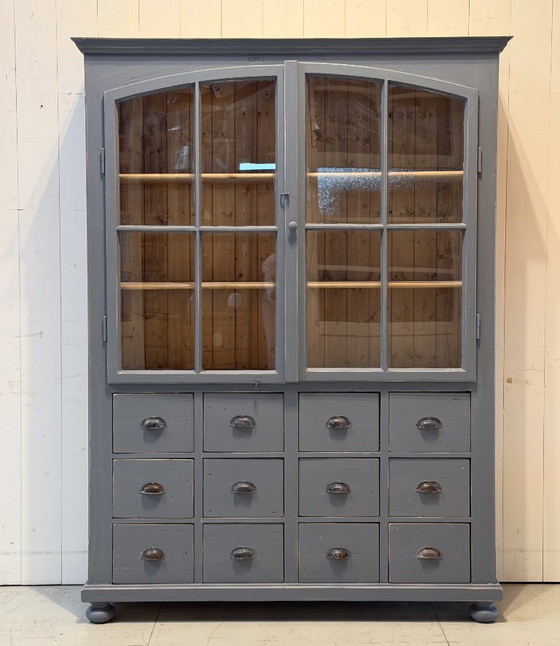 Image 1 of Vetrina grigia con ante in vetro e 12 cassetti | Mobile buffet