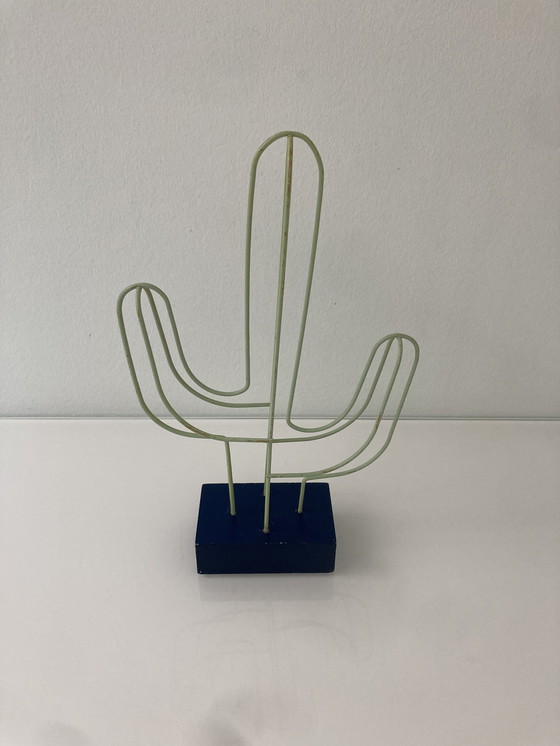 Image 1 of Escultura moderna de alambre de cactus