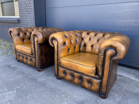 Image 1 of Magnifique ensemble de canapés Chesterfield vintage 3+1+1 places, brun doré