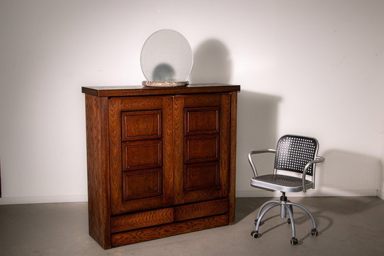 Image 1 of Meuble bar avec portes en chêne sculpté