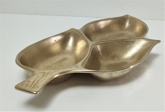 Image 1 of grote vintage bladvormige messing zaklepel