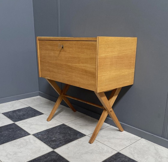 Image 1 of Klein houten minibureau uit de jaren 70