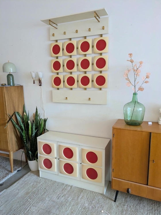 Set vintage, retrò di Appendiabiti e credenza – Ottone, Plastica (photo 2 of 14)