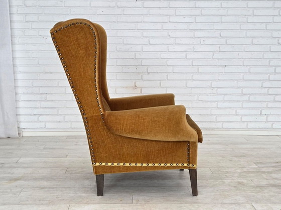Image 1 of Deense fauteuil met hoge rugleuning uit de jaren 70, bekleed met meubelvelours en voorzien van eikenhouten poten.