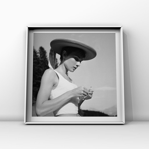 1x Zu verkaufen: Kunstdruck - Audrey Hepburn auf dem Bürgenstock (um 1954)