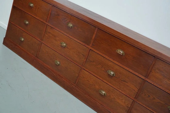 Image 1 of Großer, antiker Art-Deco-Ladenschrank/Sideboard aus niederländischer Eiche, 1930er Jahre