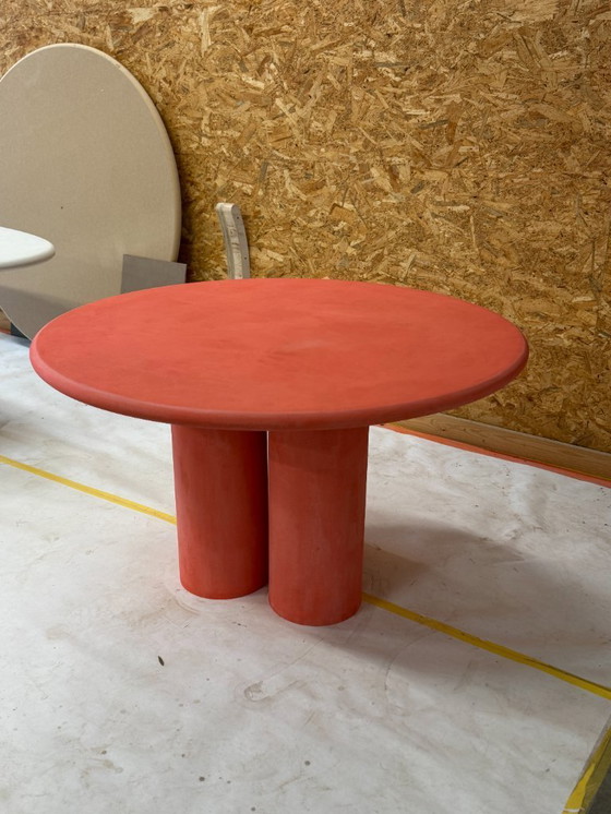 Image 1 of Table ronde en Mortex couleur corail - avec 3 pieds dia 120cm