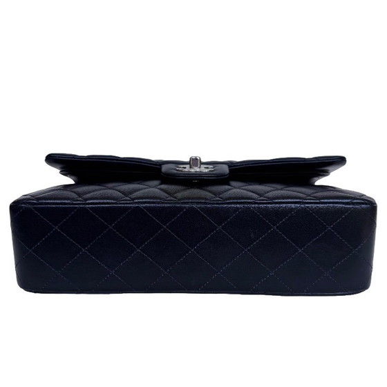 Chanel Classic Flap Medium – Crossbody bags, Lambskin (photo 6 of 16)