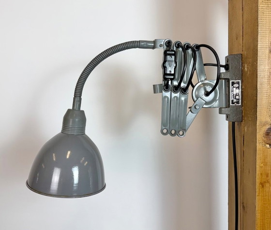 Image 1 of Grijze industriële wandlamp met flexibele arm van Elektroinstala, jaren 60.