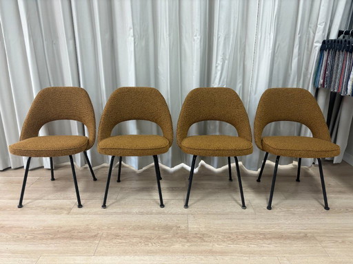 Set van 4 Knoll Saarinen Chairs | Okergeel Bouclé | Nieuw gestoffeerd
