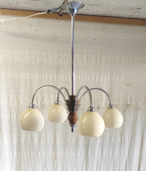 Art Deco kroonluchter met 4 lampen, uitgevoerd in verchroomd metaal met opalen bollen - jaren 1940/50