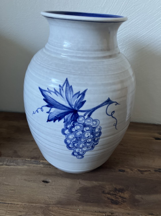 Bellissimo vaso vintage in ceramica blu di Delft, realizzato a mano, con decorazioni a tema vitivinicolo. (photo 4 of 6)