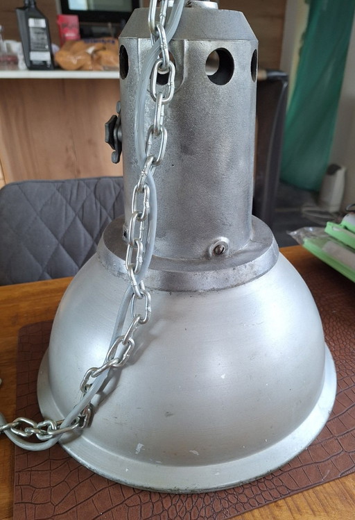 Lampada da fabbrica d'epoca 
