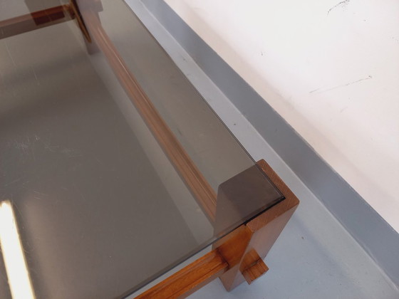 Image 1 of Vintage vierkante Italiaanse Fontana Arte salontafel van hout en gerookt glas uit de jaren 70.