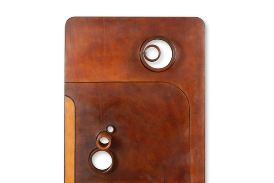 Image 1 of Krukjes en wandlamp van kersenhout en leer. Jaren 70.