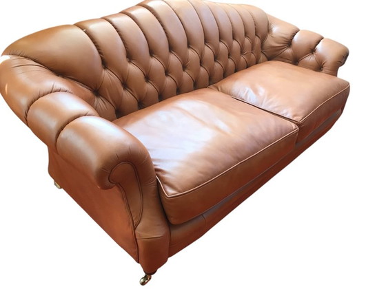 Image 1 of Sofá Chesterfield 194 cm de ancho de cuero marrón con patas de latón con ruedas