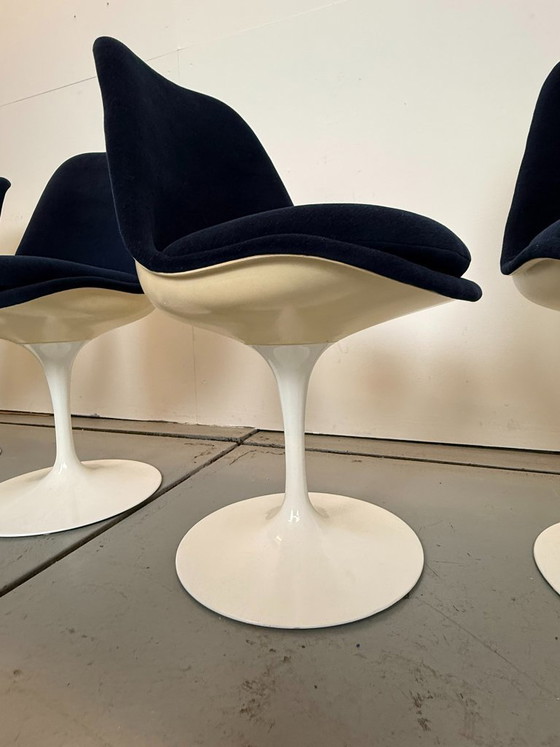 Image 1 of 6 sedie Seat Side rivestite in velluto blu, disegnate da Eero Saarinen per Knoll nel 1970.