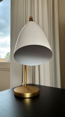 Lampada da tavolo Gubi Gräshoppa