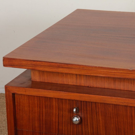 Image 1 of Modernistisch houten bureau, gemaakt in de jaren 1940.