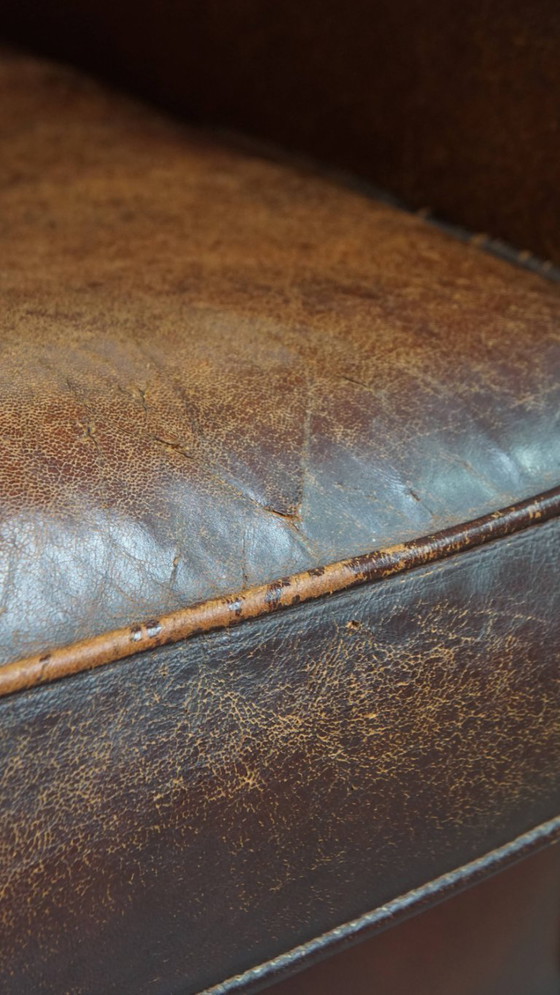 Image 1 of Schapenleren oorfauteuil met een donkere kleurstelling