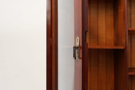 Image 1 of Vetrina o libreria in stile Art Nouveau in rovere con intagli e ante in vetro