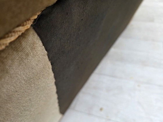 Image 1 of Deense driezitsbank uit de jaren 60, bekleed met groen meubelvelours en voorzien van eikenhouten poten.