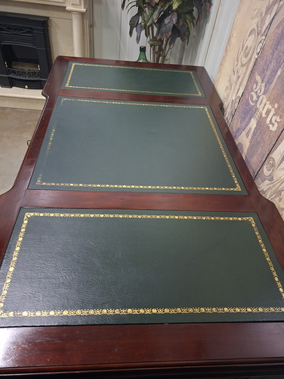 Image 1 of Klassiek Engels bureau, schrijftafel, deks enkelzijdig met lederen inleg afm. 162x93cm en 78cm hoog.  