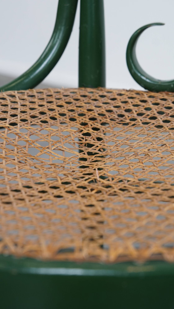 Image 1 of Groene Vintage Bistro Stoel Met Een Gematte Rieten Zitting
