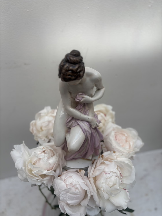 Image 1 of Statue en porcelaine d'une femme au bain