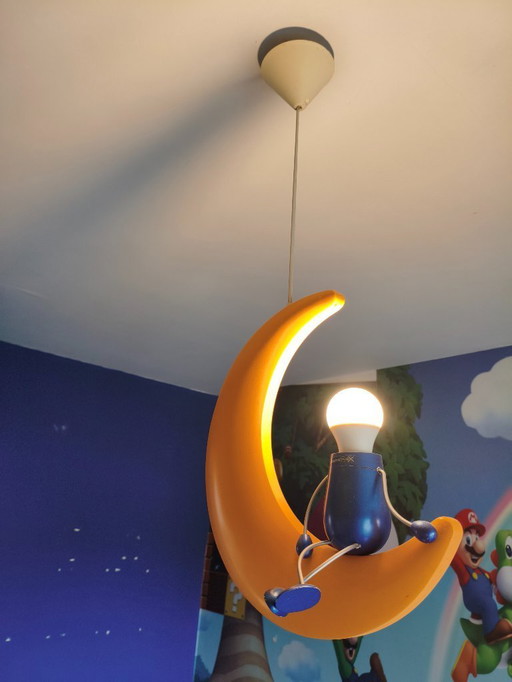 Lámpara de araña retro vintage para habitación infantil. Muñeco de nieve en la luna.