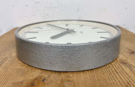 Image 1 of Grijze Duitse industriële elektrische stationswandklok van AEG, jaren 60