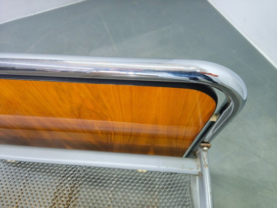 Image 1 of Bauhaus buisvormig stalen bed met walnotenhouten panelen, Tsjechoslowakije, jaren 1930