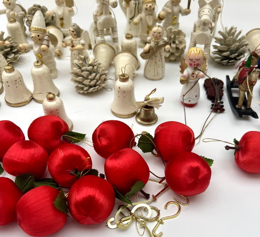 Ampia collezione di vecchi addobbi natalizi: legno, pigne, figure, mele