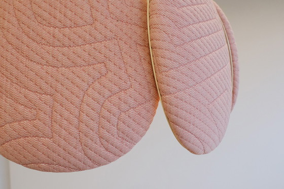 Image 1 of Lámpara Bogaerts Blossom en marco beige con tela rosa Febrik 3d