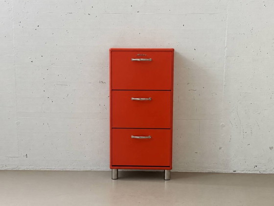 Tenzo Malibu Schuhschrank mit 3 Klappen, Retro Design in Rot, 1960er Jahre – Aufbewahrungsschrank, Metal (photo 9 of 10)
