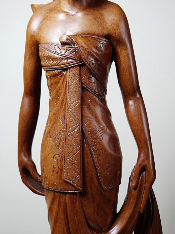 Image 1 of Grande scultura vintage in legno realizzata a mano, raffigurante una ballerina balinese, anni '60-'80.