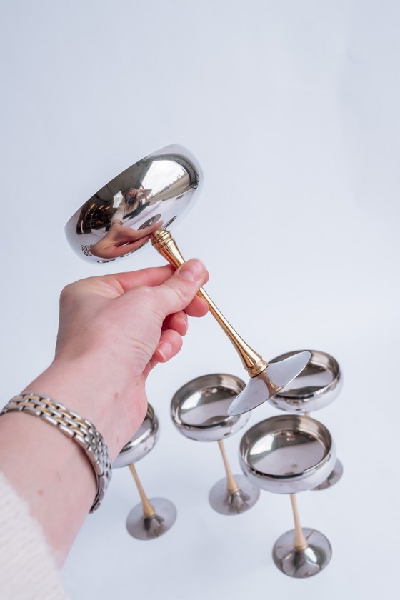 Image 1 of Set di 5 coppe da champagne italiane in acciaio inox con steli placcati in oro.