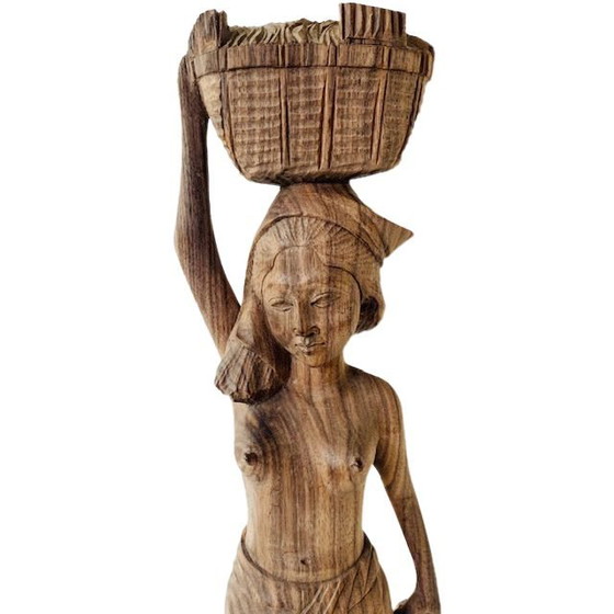Image 1 of Imagen tallada en madera de una estatua de mujer balinesa, Indonesia