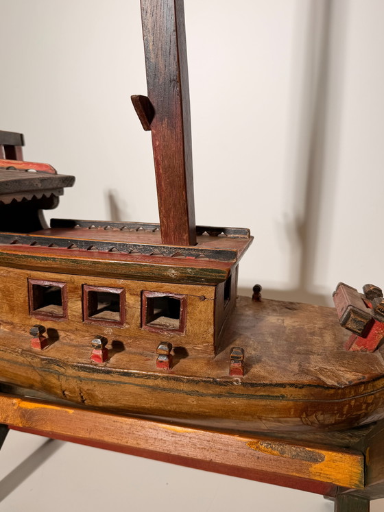 Antieke, handgesneden houten sculptuur van een vissersboot op een standaard – Beeldhouwkunst (photo 6 of 6)