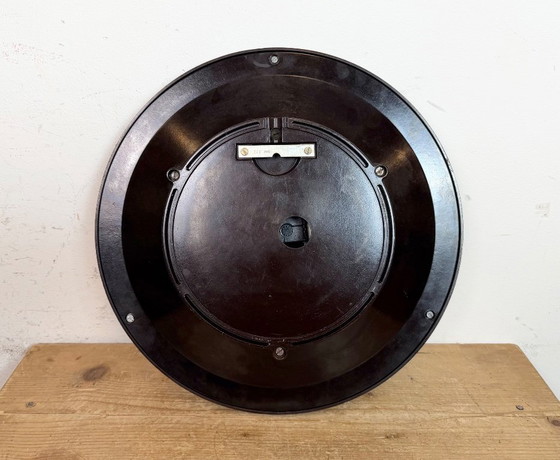 Image 1 of Industriële bakelieten wandklok van Pragotron, jaren 70.