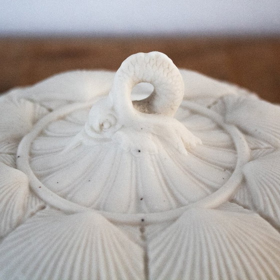 Image 1 of Antike Butterdose aus den 1860er Jahren, Muschelmotiv, Bonbonniere aus Steingut