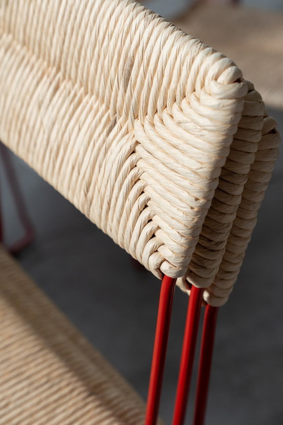 Image 1 of Design italiano scultoreo e sorprendente: sedie da pranzo in ferro rosso acceso e paglia naturale