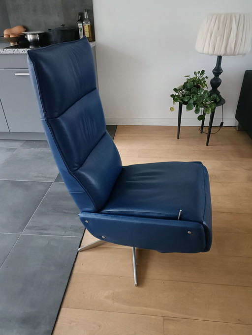 Poltrona relax in pelle blu.