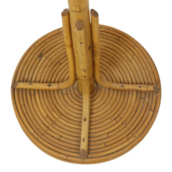 Image 1 of Raro perchero de pie de ratán latón