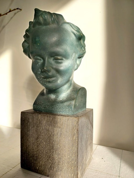 Image 1 of Busto de yeso de un niño - entreguerras/1950 - pátina verde - base de madera