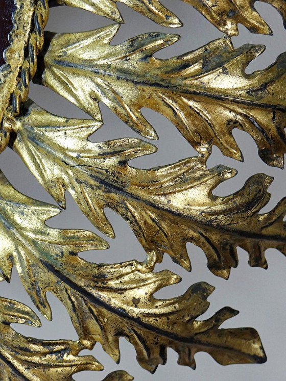 Image 1 of Gran espejo mural italiano con forma de sol radiante, de metal dorado, años 60-70.