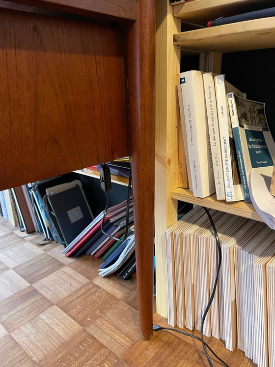 Image 1 of Scrivania di design danese in legno di teak, anni '60, due cassetti