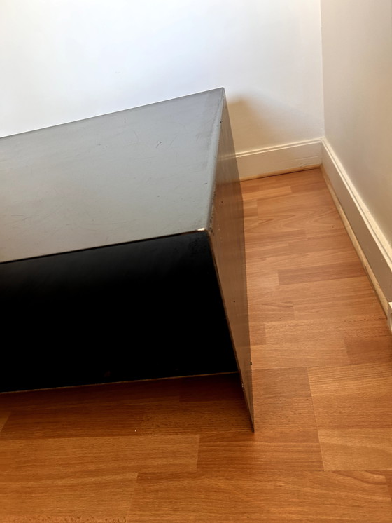 Image 1 of Mesa de centro de diseño de metal negro