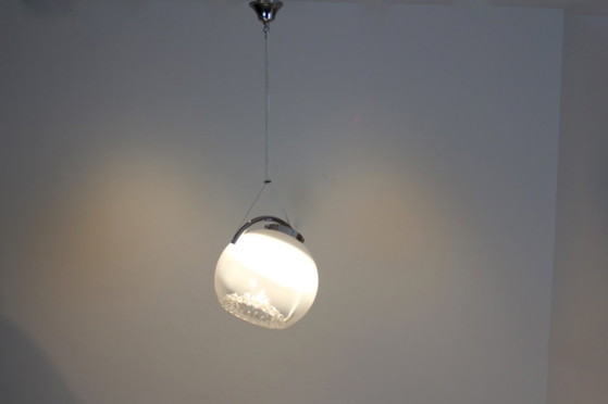 Lampada a sospensione in cromo e vetro satinato di A.V. Mazzega, Lampade a sospensione (foto 8 di 9)