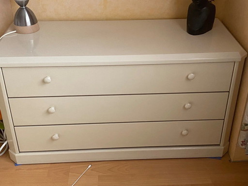 Bedroom in white lacquer